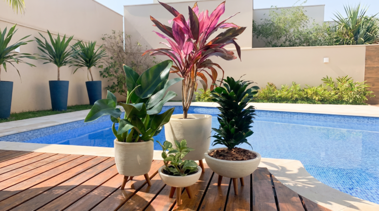 Kit 4 Vasos com Tripé de Madeira da Verde Garden, quatro vasos em alturas diferentes compondo uma área externa à beira da piscina